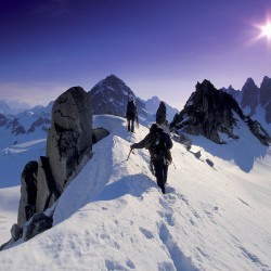 3498-alpinistes-sommet-montagne-WallFizz